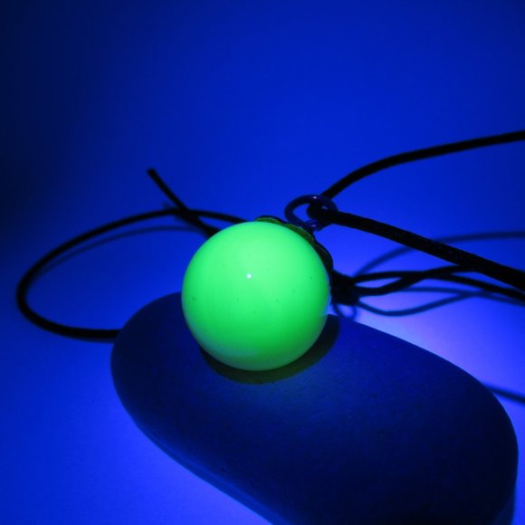 Uranium glass marble pendant - Picture 4 of 12